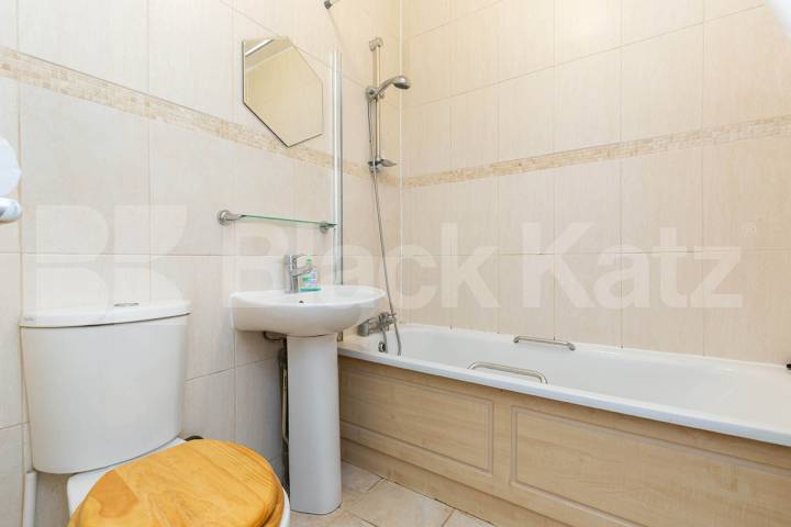 located on this popular cluster of roads in Highgate minutes to tube Milton Road, Highgate